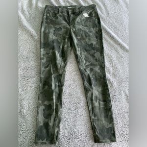 Old Navy Rockstar Mid-Rise Super Skinny Jeans / Women Size 12 / Camouflage